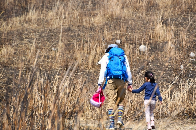 親子で山道を歩く