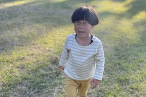 かんしゃくを起こす