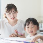 一緒に勉強を見る