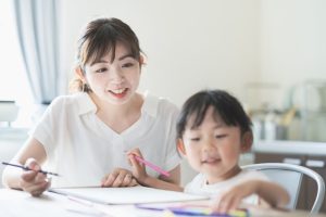 一緒に勉強を見る
